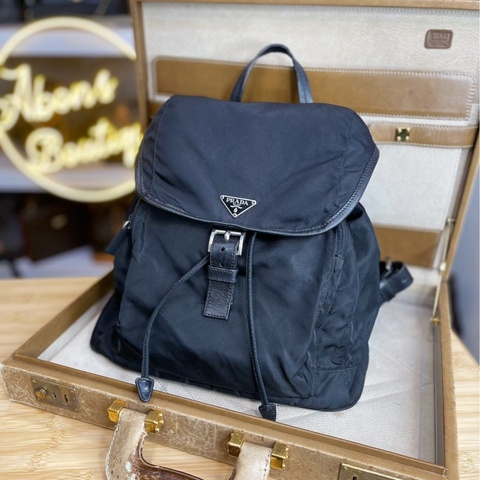 Prada 經典三角logo尼龍後背包