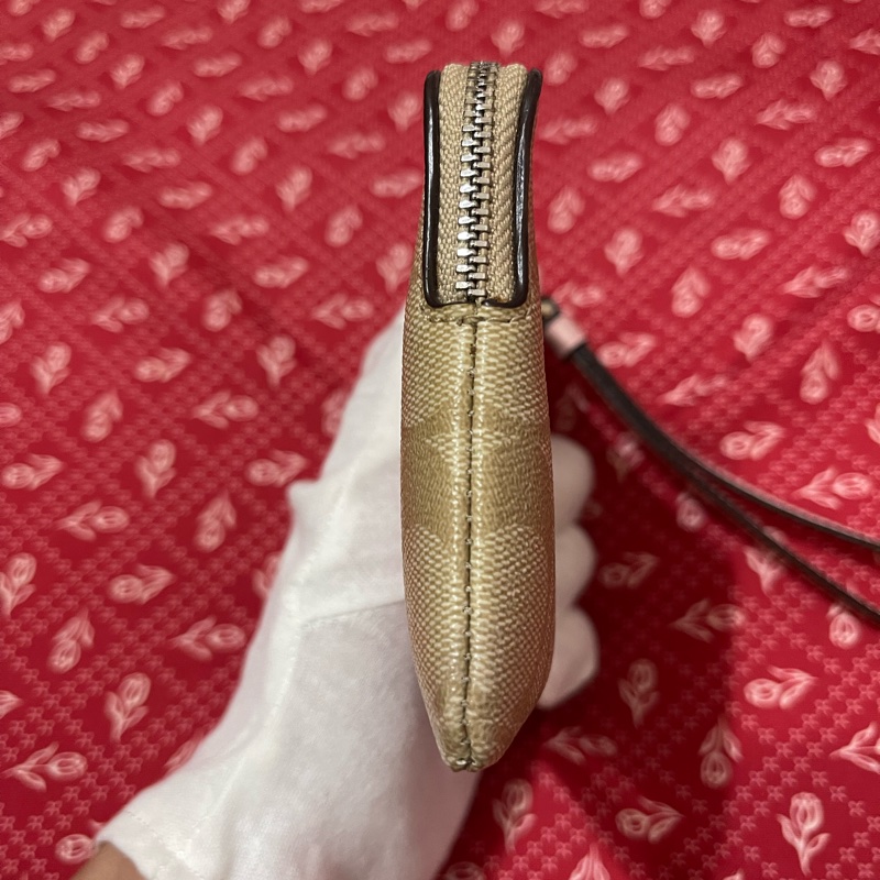 (已售出)COACH淺卡粉紅PVC小手拿包母親節禮物首選-1