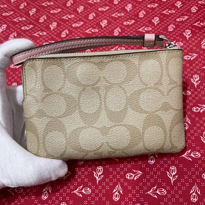 (已售出)COACH淺卡粉紅PVC小手拿包母親節禮物首選-2