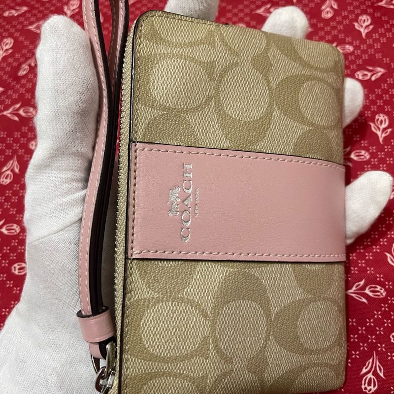 (已售出)COACH淺卡粉紅PVC小手拿包母親節禮物首選-7