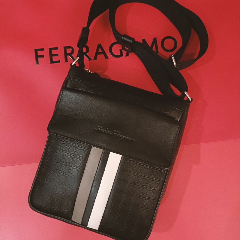 ferragamo 滿版logo 男肩包-0