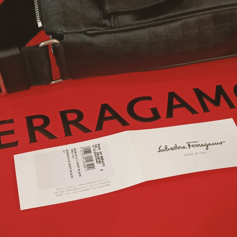 ferragamo 滿版logo 男肩包-1