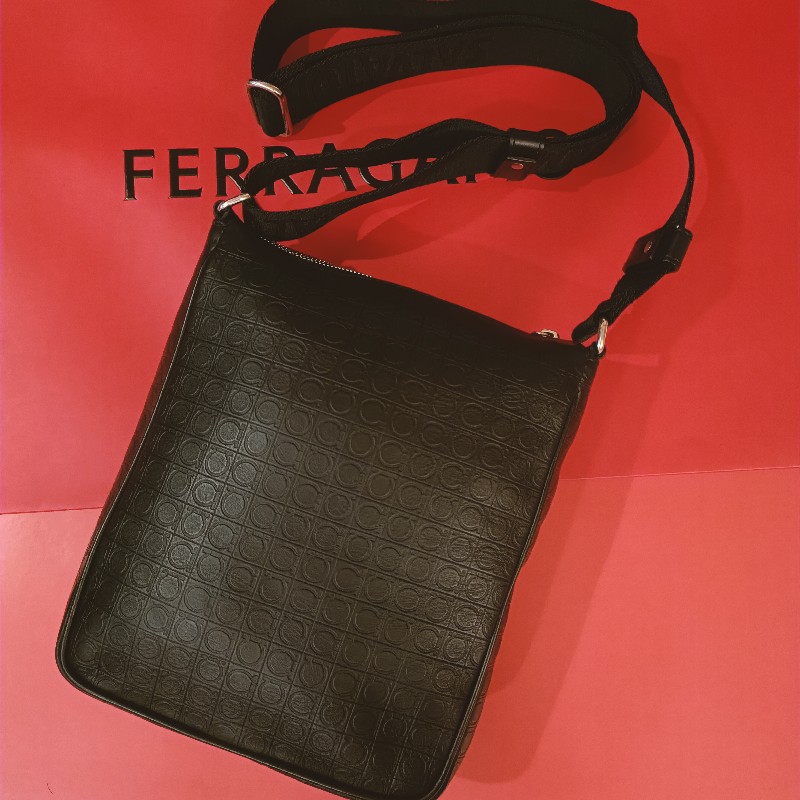 ferragamo 滿版logo 男肩包-2