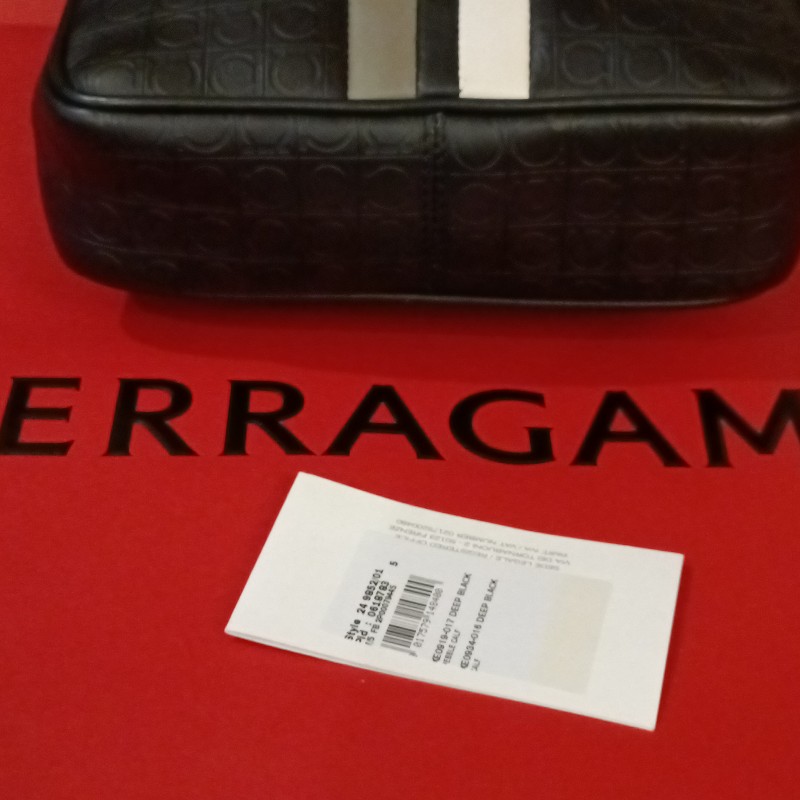 ferragamo 滿版logo 男肩包-3