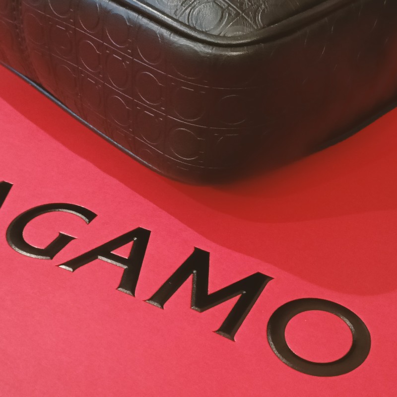 ferragamo 滿版logo 男肩包-5