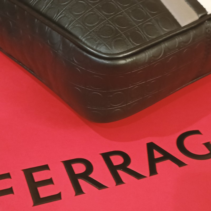 ferragamo 滿版logo 男肩包-6