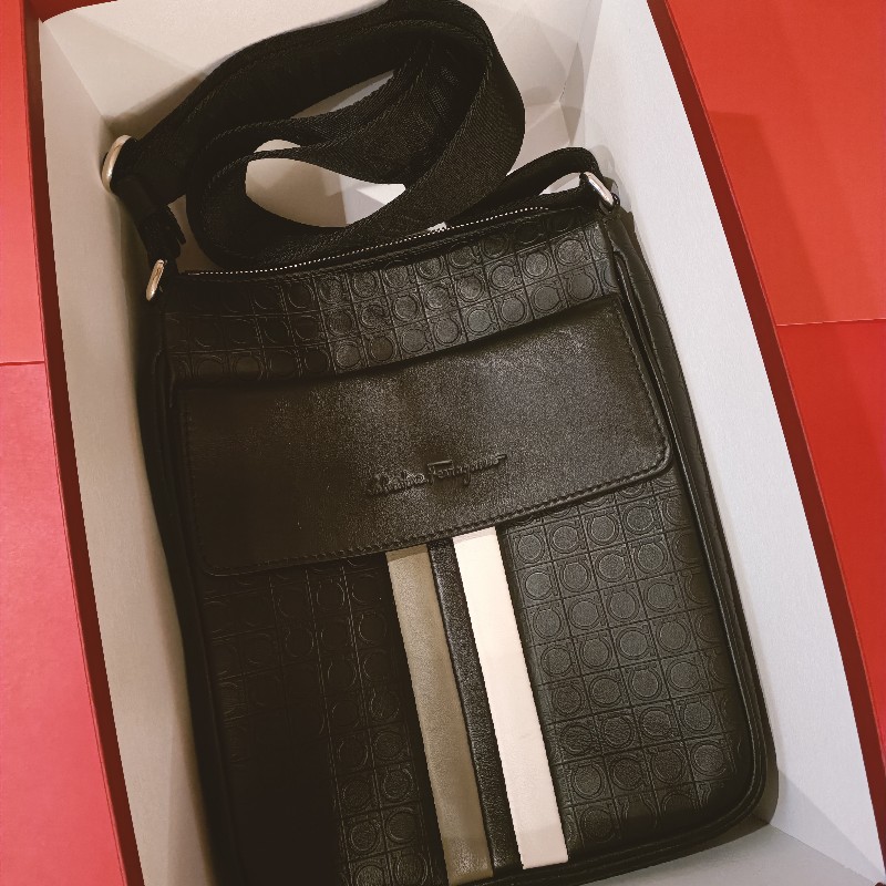 ferragamo 滿版logo 男肩包-7