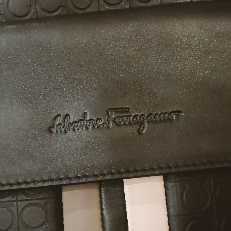 ferragamo 滿版logo 男肩包-8