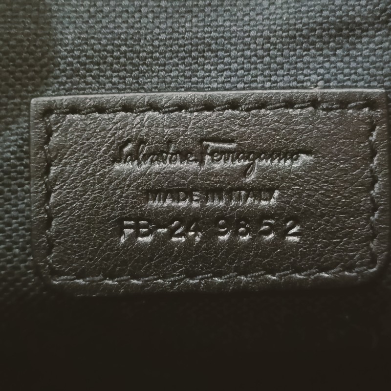 ferragamo 滿版logo 男肩包-9