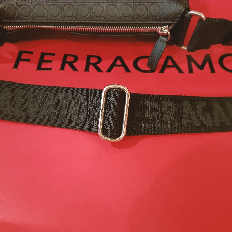 ferragamo 滿版logo 男肩包-11