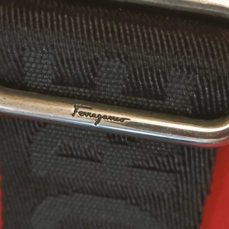 ferragamo 滿版logo 男肩包-12