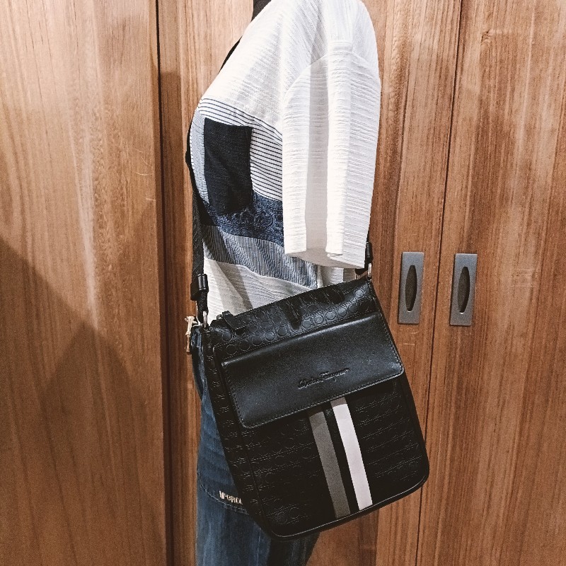 ferragamo 滿版logo 男肩包-13