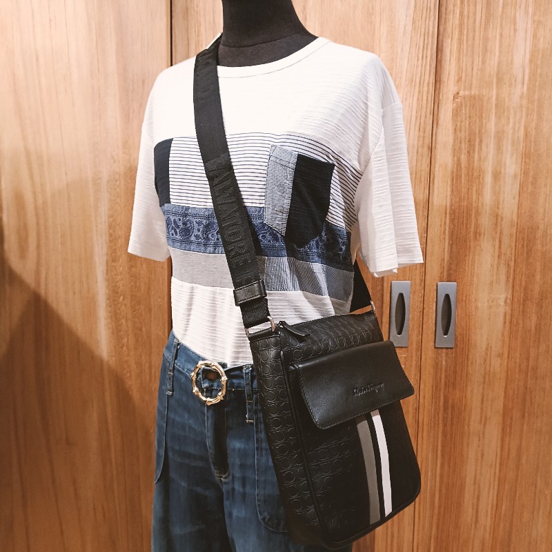 ferragamo 滿版logo 男肩包-14