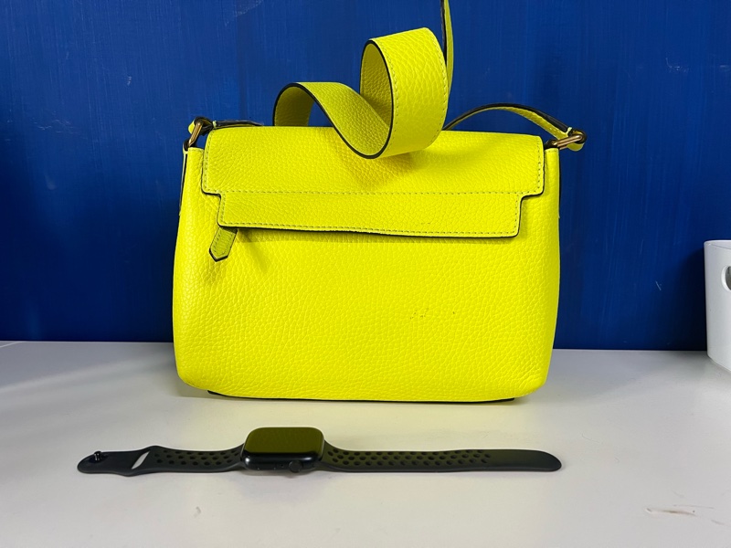 BURBERRY螢光黃 側背包-1