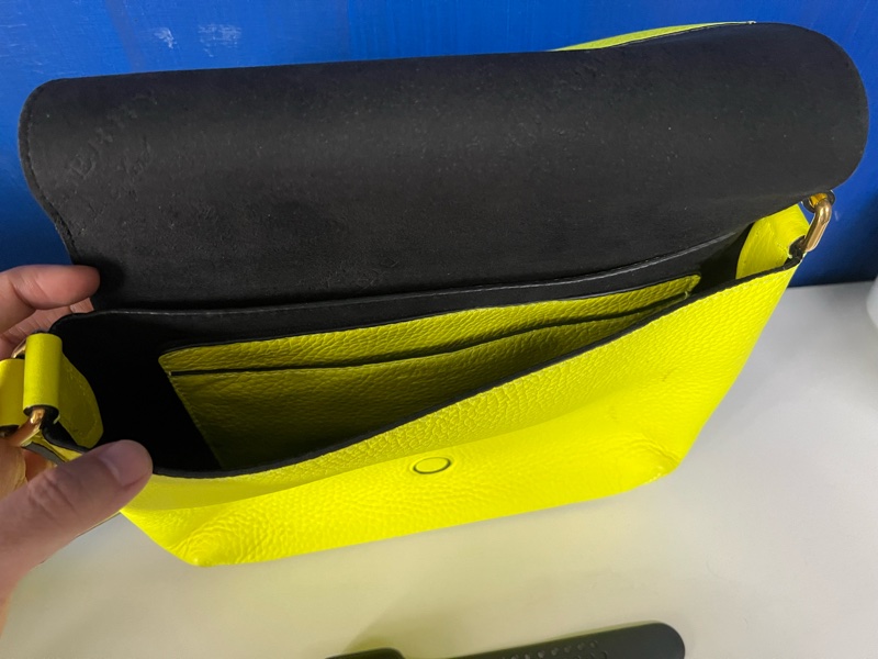 BURBERRY螢光黃 側背包-2