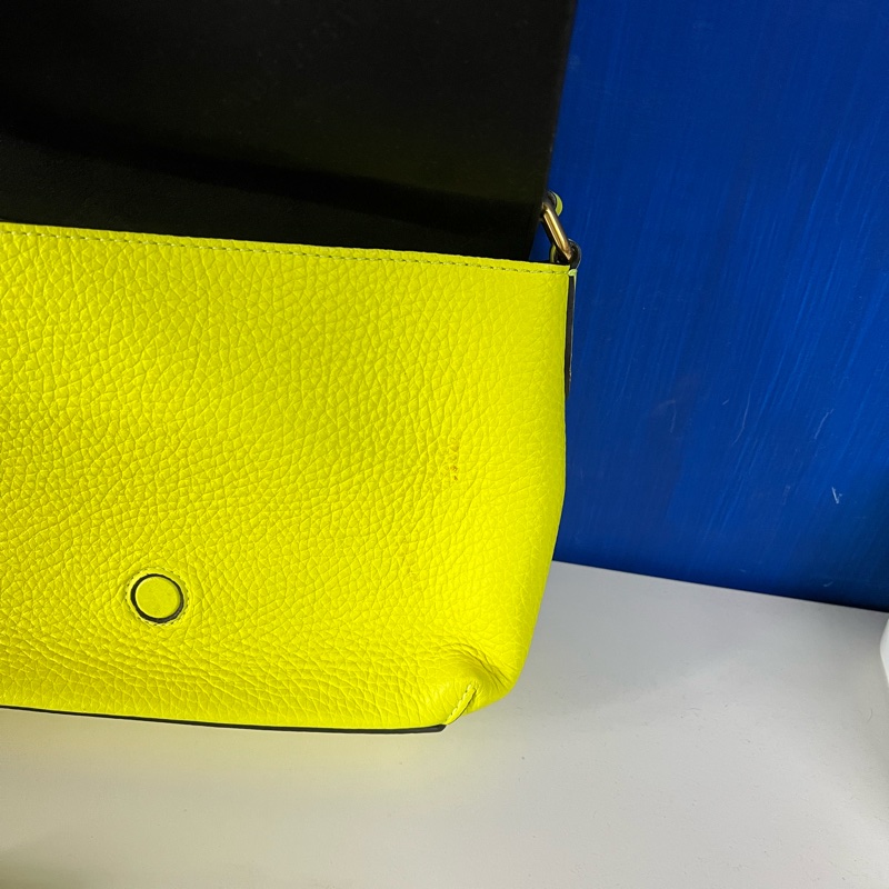 BURBERRY螢光黃 側背包-3