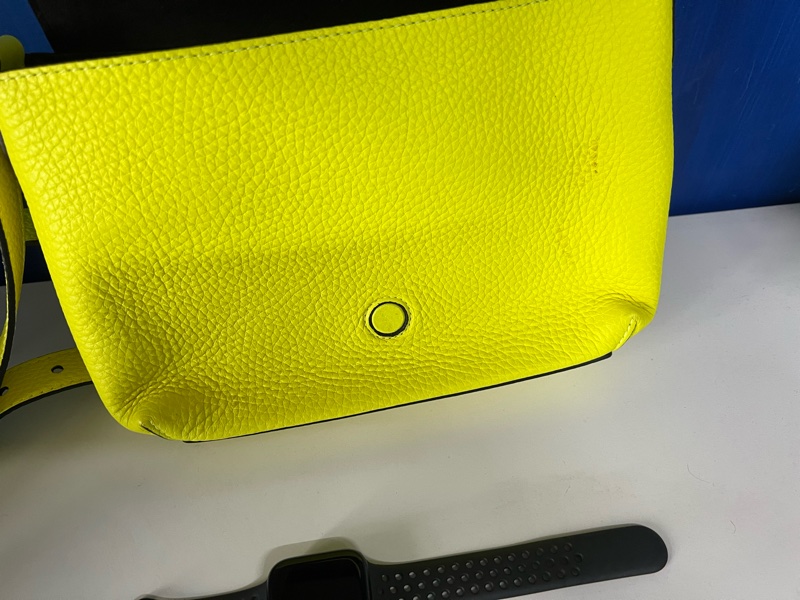 BURBERRY螢光黃 側背包-4