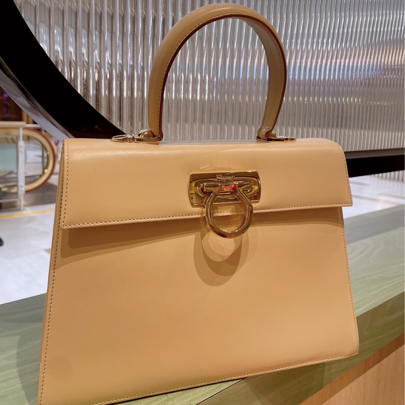 💚降價不留💚Ferragamo 經典博物館奶茶色中號-1