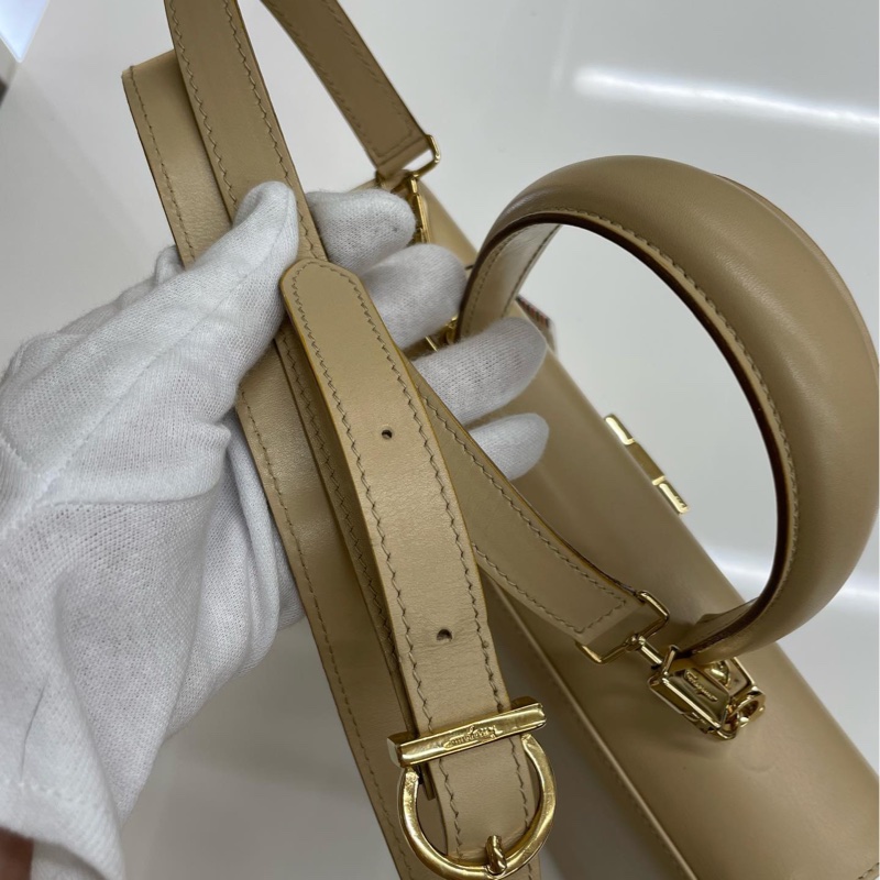 💚降價不留💚Ferragamo 經典博物館奶茶色中號-11