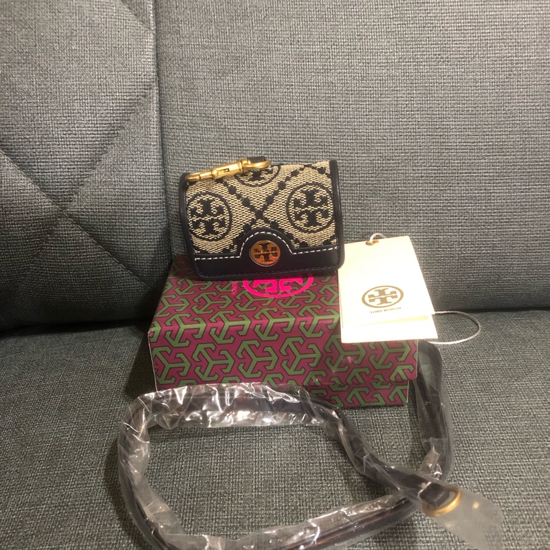 🎁附盒🉑️送禮🧚🏻‍♀️Tory burch 老花耳機🎧的家🏠專櫃款T Monogram緹花AirPods Pro耳機包/耳機套(深藍）l-4
