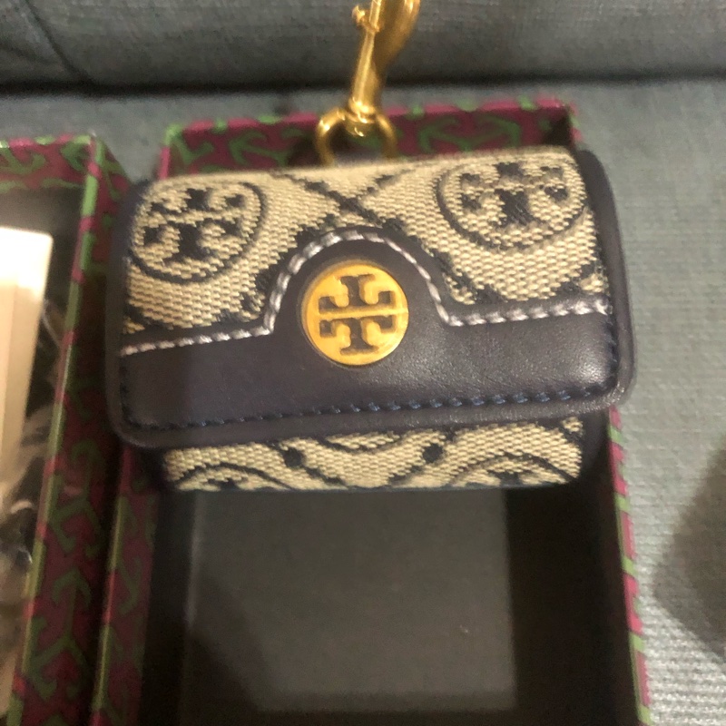 🎁附盒🉑️送禮🧚🏻‍♀️Tory burch 老花耳機🎧的家🏠專櫃款T Monogram緹花AirPods Pro耳機包/耳機套(深藍）l-3