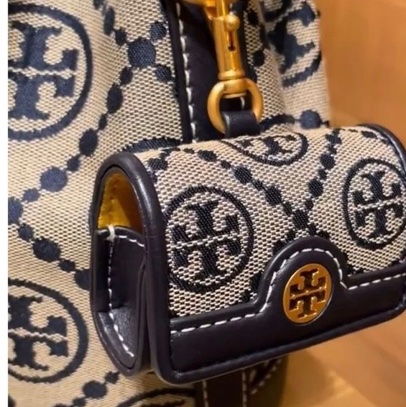 🎁附盒🉑️送禮🧚🏻‍♀️Tory burch 老花耳機🎧的家🏠專櫃款T Monogram緹花AirPods Pro耳機包/耳機套(深藍）l-0
