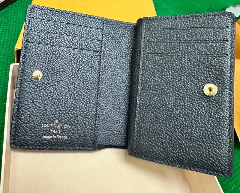 Lv黑色粒面壓紋Cléa短夾(型號：M80151）-2