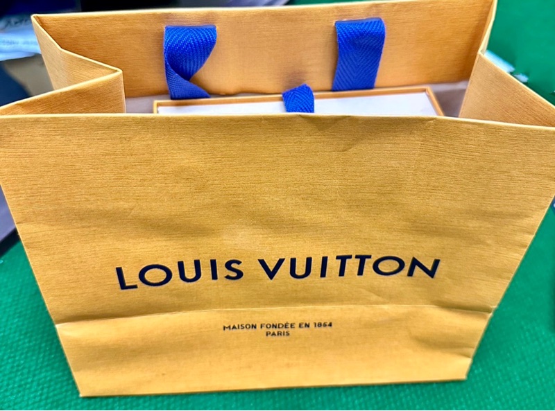 Lv黑色粒面壓紋Cléa短夾(型號：M80151）-4