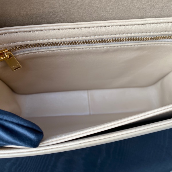 全新CELINE奶茶色亮面小牛皮TRIOMPHE COLLECTION凱旋門斜背包-4