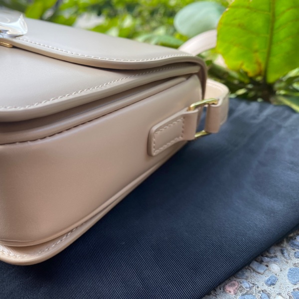 全新CELINE奶茶色亮面小牛皮TRIOMPHE COLLECTION凱旋門斜背包-5