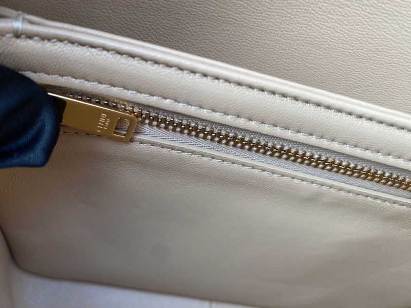 全新CELINE奶茶色亮面小牛皮TRIOMPHE COLLECTION凱旋門斜背包-8