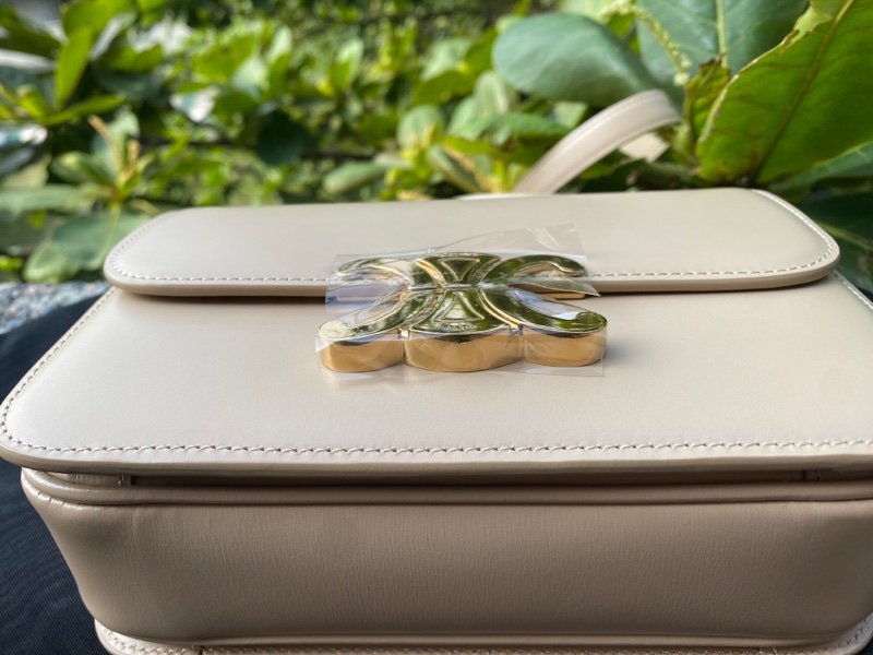 全新CELINE奶茶色亮面小牛皮TRIOMPHE COLLECTION凱旋門斜背包-12