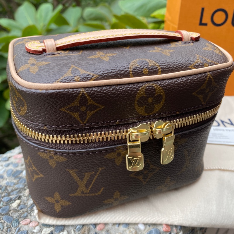 全新LOUIS VUITTON LV字紋老花拉鍊迷你化妝箱包手提包 M44936 NICE NANO-7