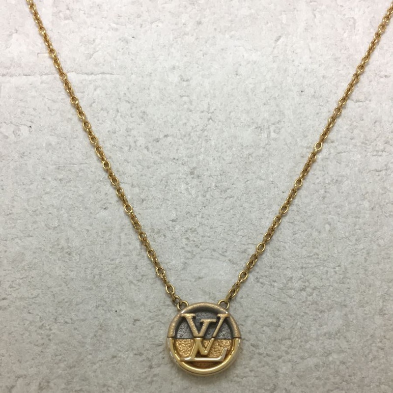 LOUIS VUITTON路易威登LV標誌字母立體雕刻圓形鏤空金色吊墜項鍊 項鏈-0