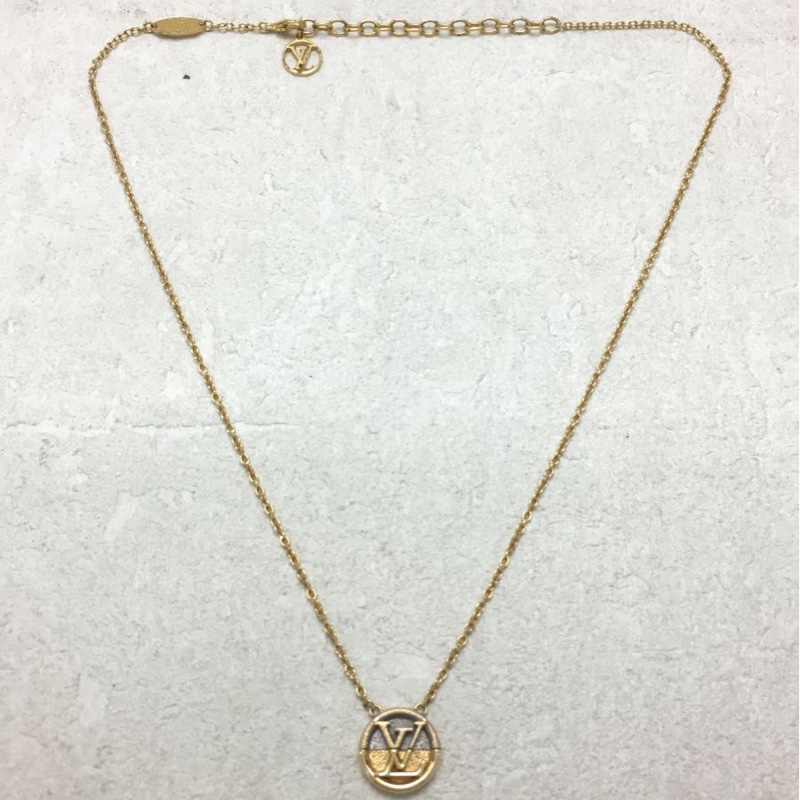 LOUIS VUITTON路易威登LV標誌字母立體雕刻圓形鏤空金色吊墜項鍊 項鏈-1