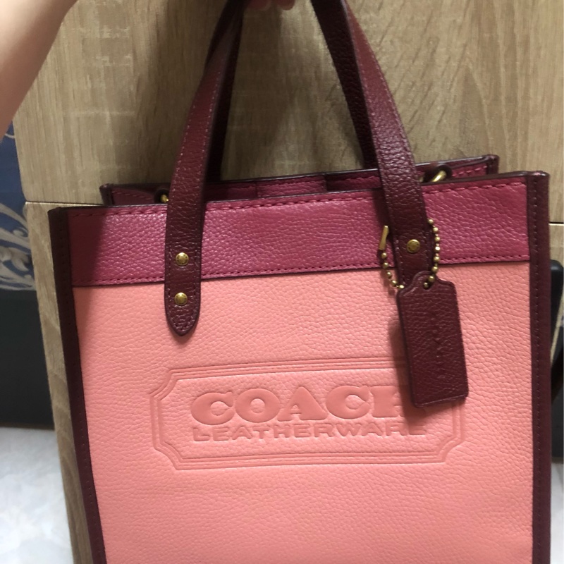 Coach FIELD 22 COACH 徽章撞色設計托特手袋(08/25客訂)-0