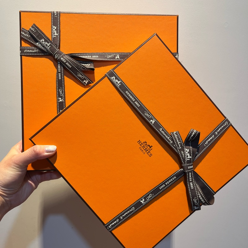 （暫時保留）保證真品 台灣購證 Hermes NEW LIBRIS 經典愛馬仕藏書章家徽桃紅色圍巾-5
