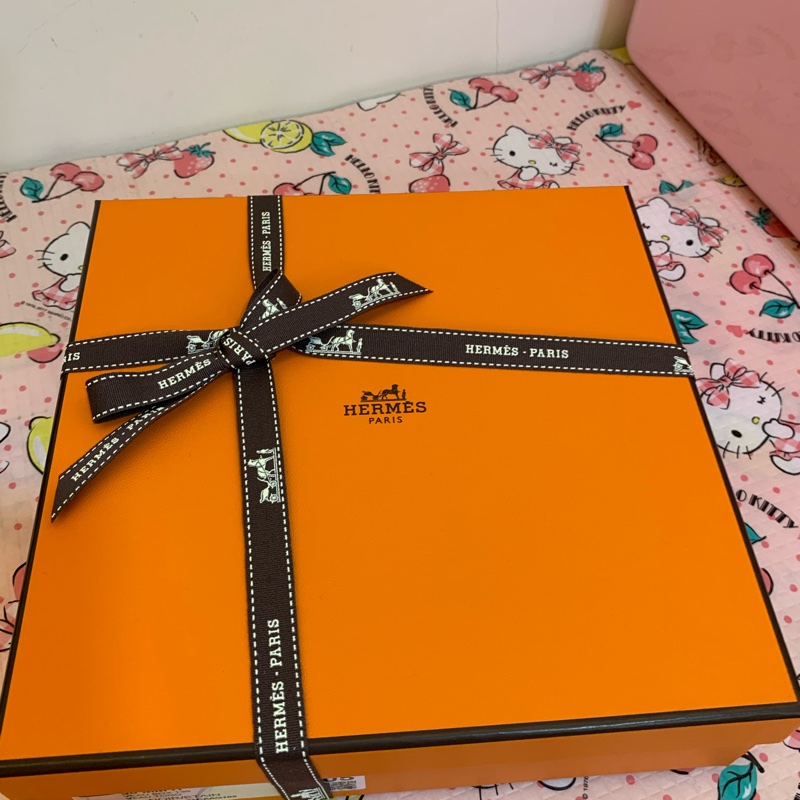 （暫時保留）保證真品 台灣購證 Hermes NEW LIBRIS 經典愛馬仕藏書章家徽桃紅色圍巾-8
