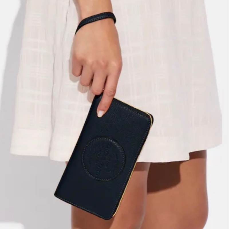 [COACH] 🆕Coach Dempsey 圓標荔枝皮革手機長夾  [美國正品 現貨在台]-1