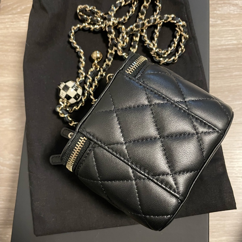 (已預訂 for Apple) Chanel 23C限定版F1賽車🏁黑白琺瑯足球金球黑色羊皮小盒子-3
