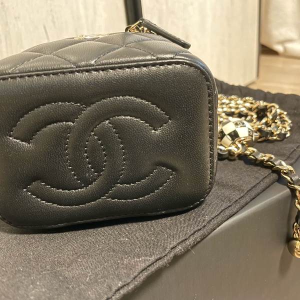 (已預訂 for Apple) Chanel 23C限定版F1賽車🏁黑白琺瑯足球金球黑色羊皮小盒子-4