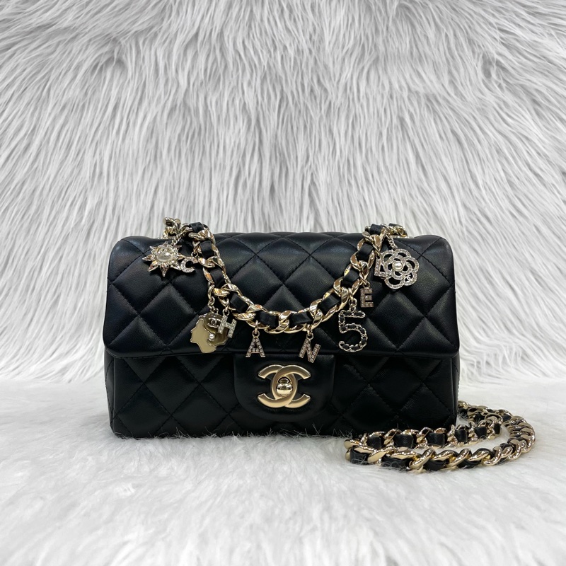 限量版Chanel AS2326黑羊皮金釦徽章吊飾CF 20斜背包-0