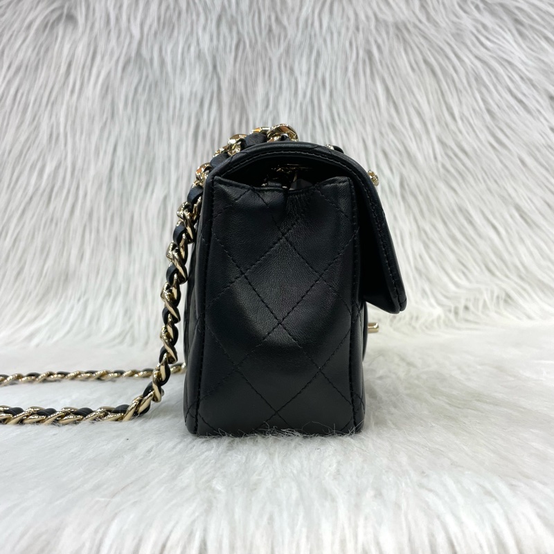 限量版Chanel AS2326黑羊皮金釦徽章吊飾CF 20斜背包-1