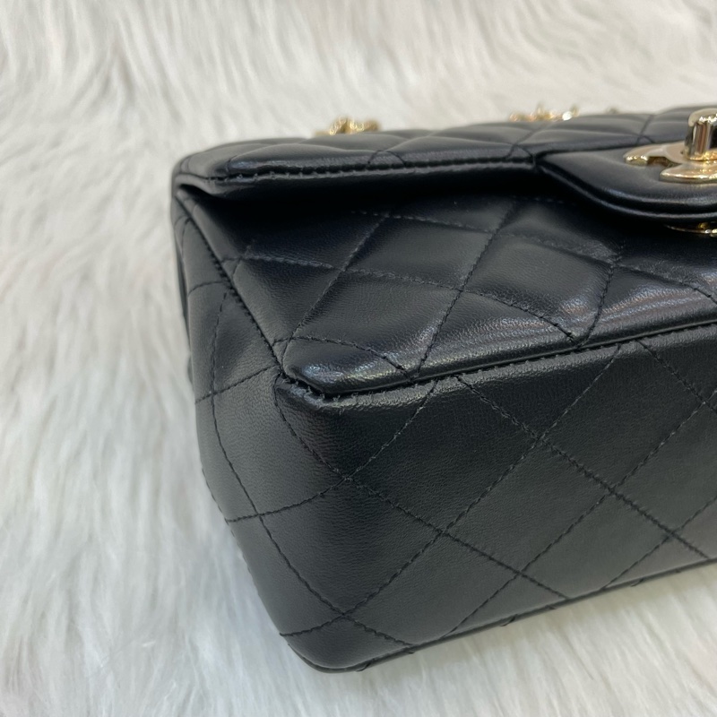 限量版Chanel AS2326黑羊皮金釦徽章吊飾CF 20斜背包-5