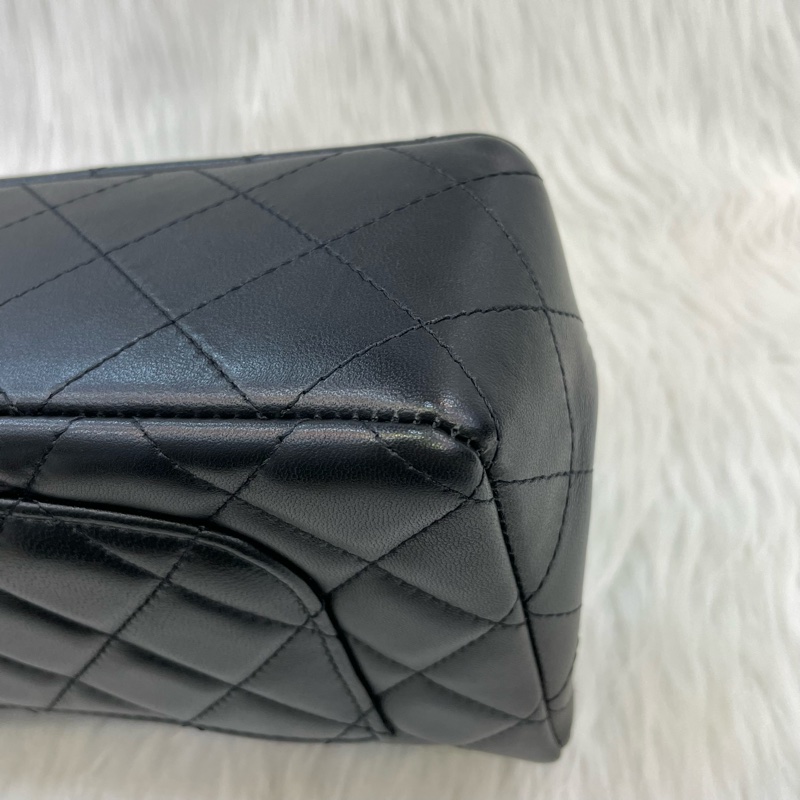限量版Chanel AS2326黑羊皮金釦徽章吊飾CF 20斜背包-7