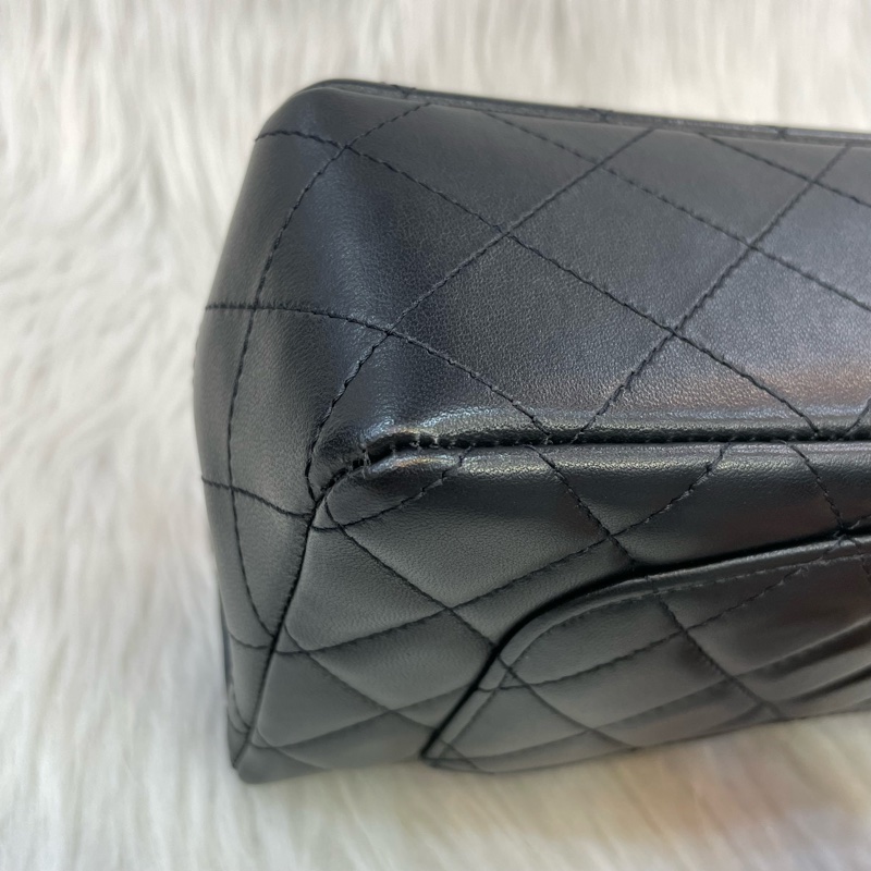 限量版Chanel AS2326黑羊皮金釦徽章吊飾CF 20斜背包-8