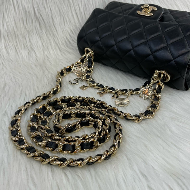 限量版Chanel AS2326黑羊皮金釦徽章吊飾CF 20斜背包-9