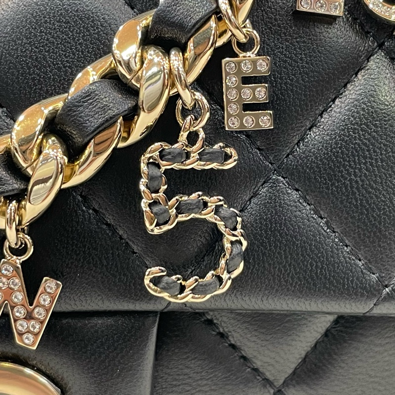 限量版Chanel AS2326黑羊皮金釦徽章吊飾CF 20斜背包-11