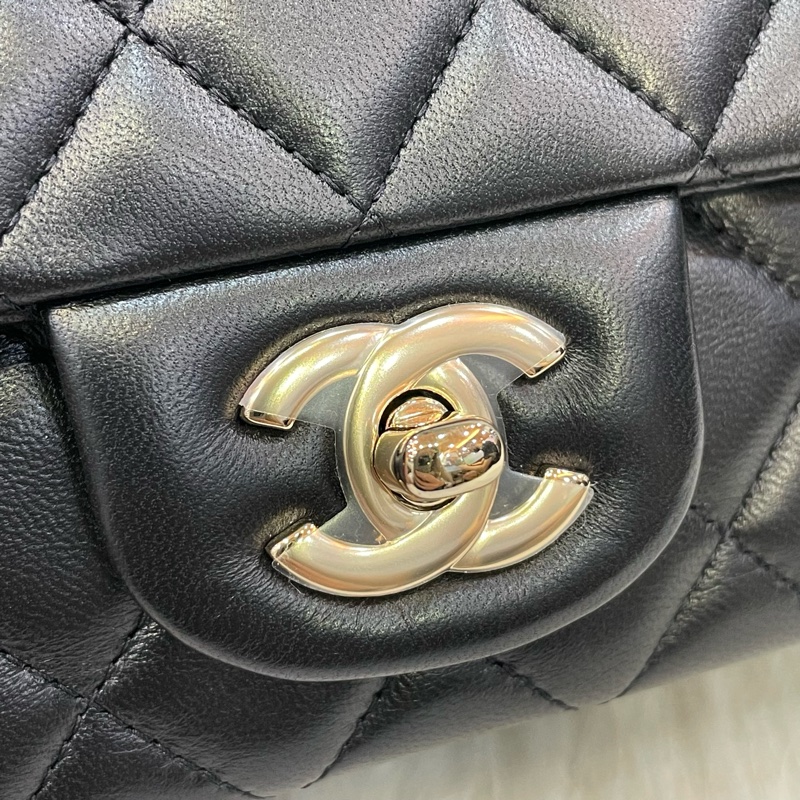 限量版Chanel AS2326黑羊皮金釦徽章吊飾CF 20斜背包-14