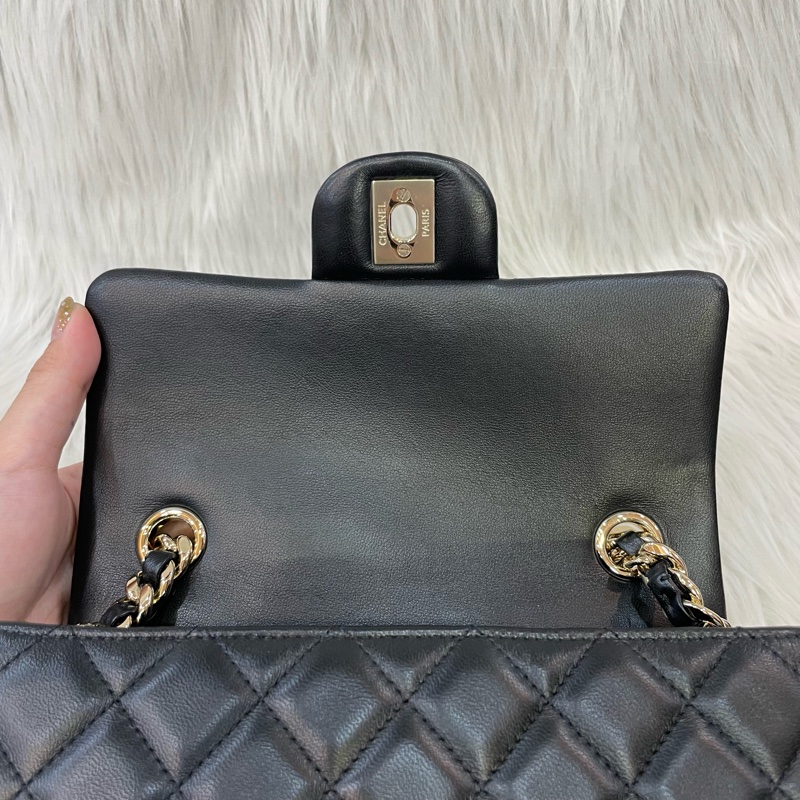 限量版Chanel AS2326黑羊皮金釦徽章吊飾CF 20斜背包-16